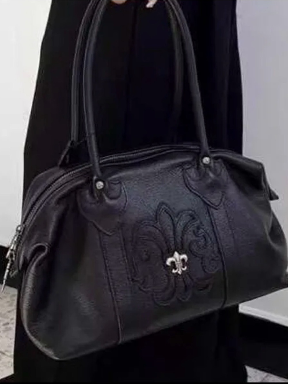Elegant Black Leather Shoulder Bag with Fleur Accent